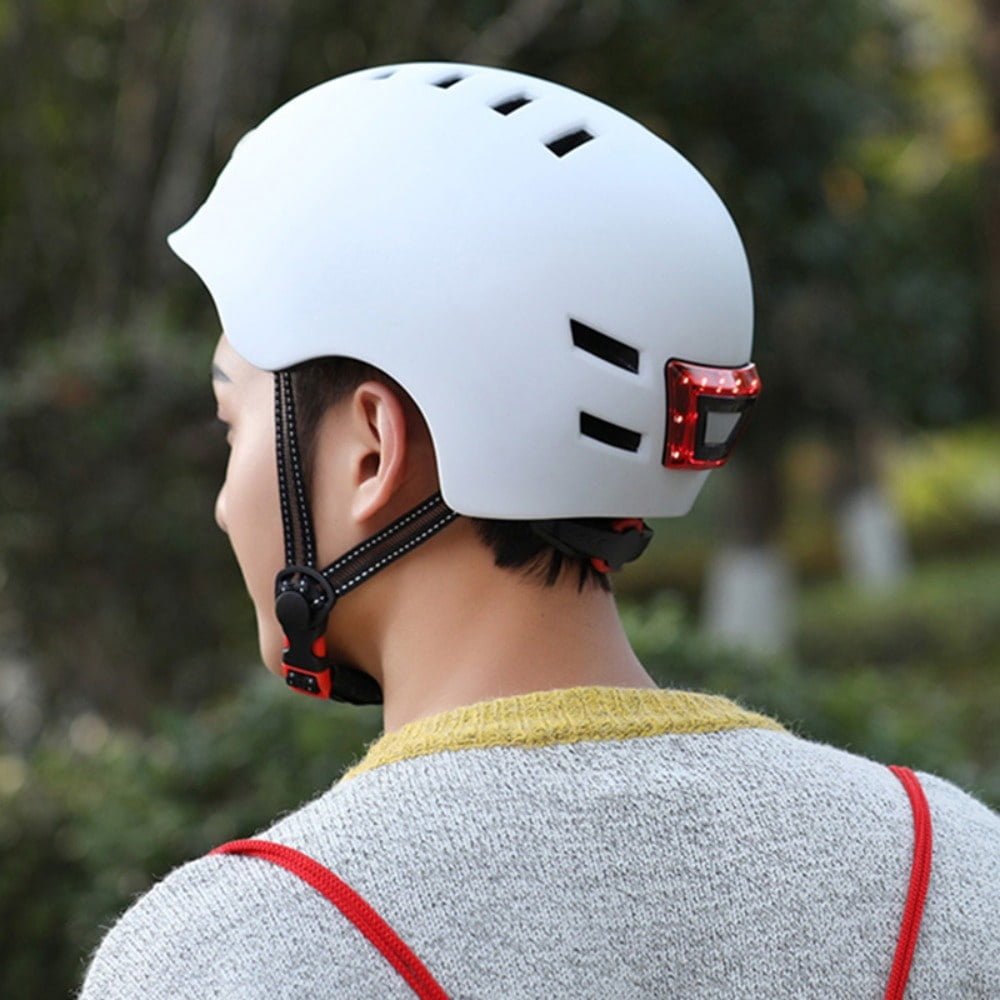 Kask-ochronny-ze-swiatlami-14