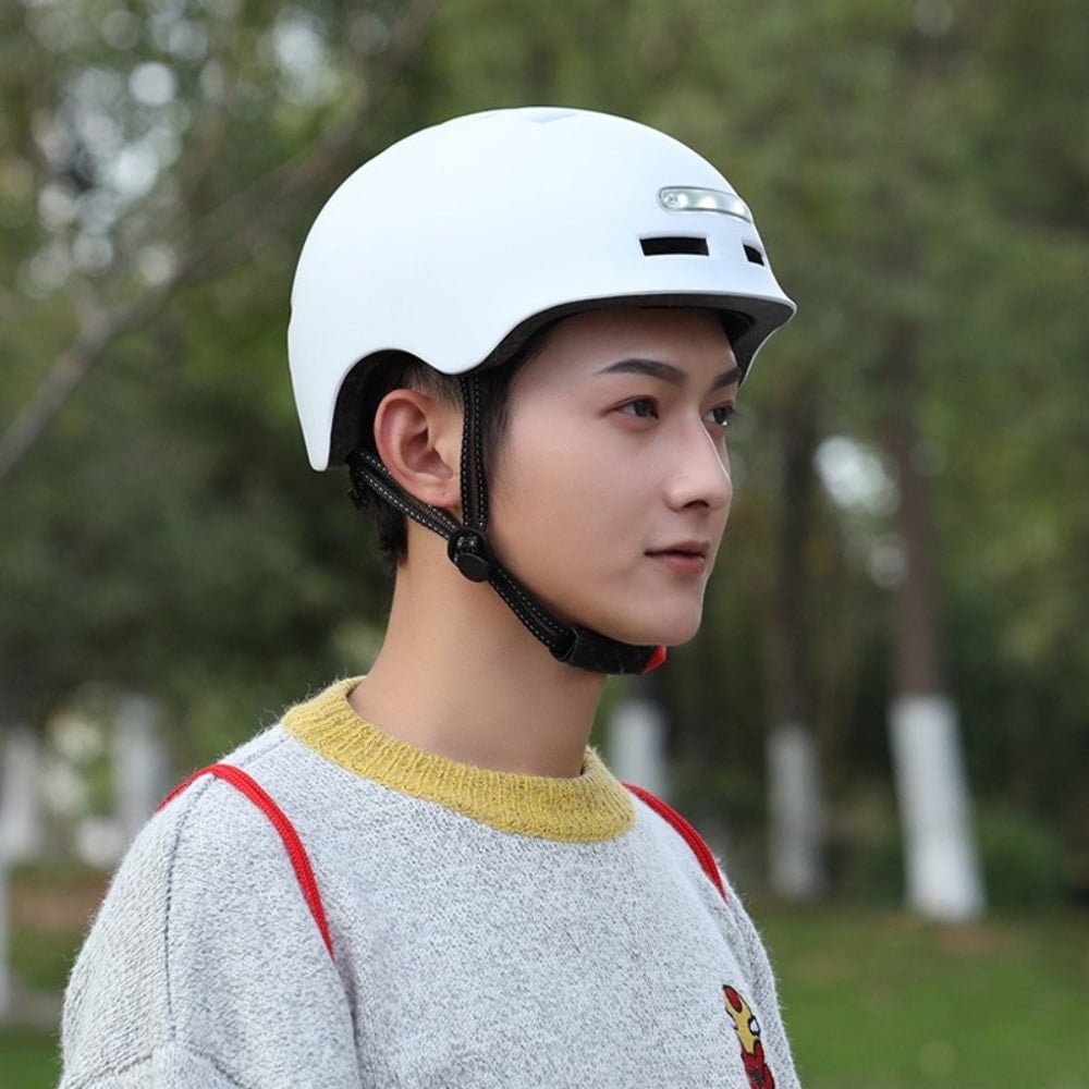 Kask-ochronny-ze-swiatlami-15